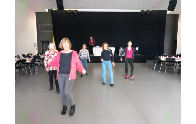 Préparation et répétition de danse en ligne la veille